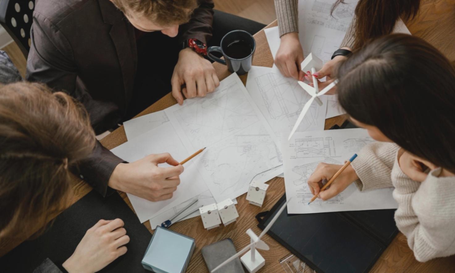 Empresario analizando documentos financieros en su escritorio