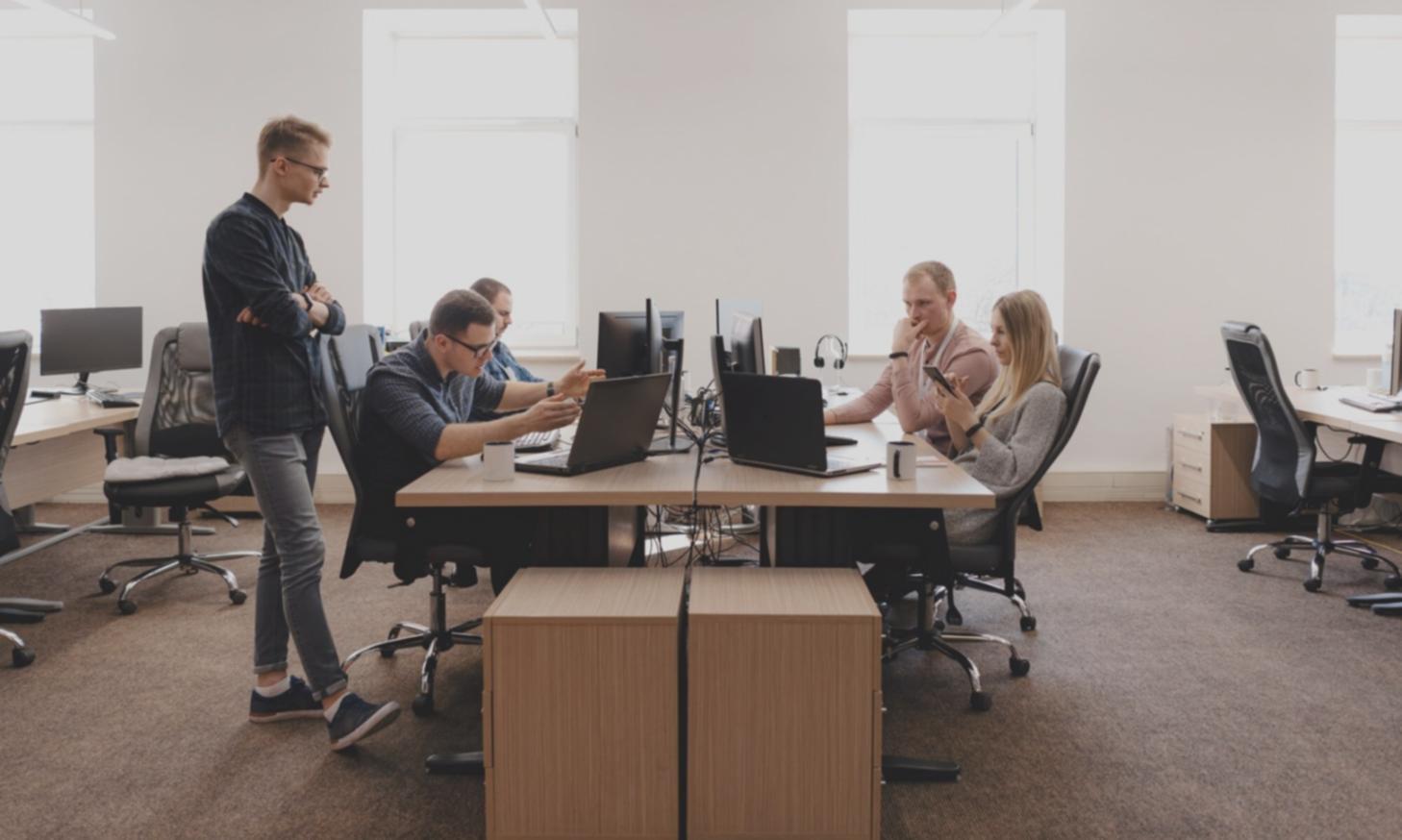 Sesión de estrategia financiera con equipo vorantrixileo